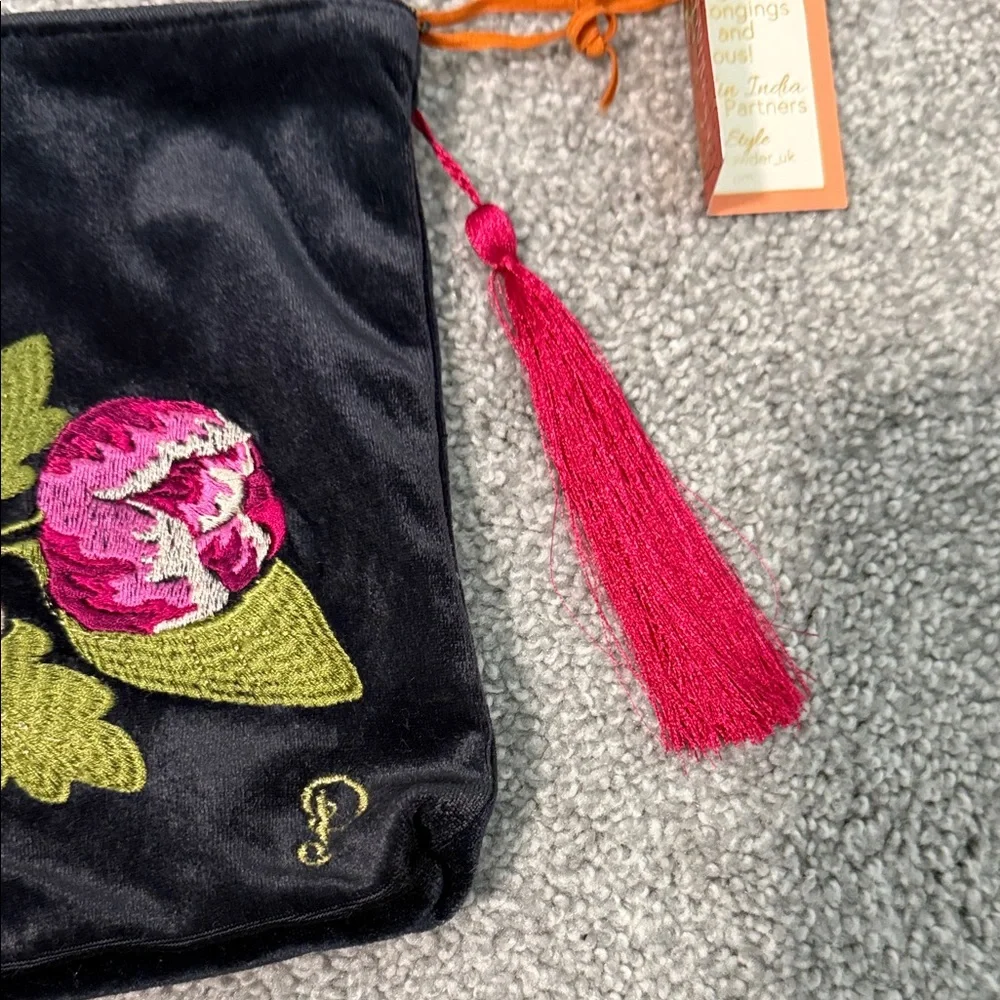 Floral Embroidered Black Clutch - Picture 3 of 4